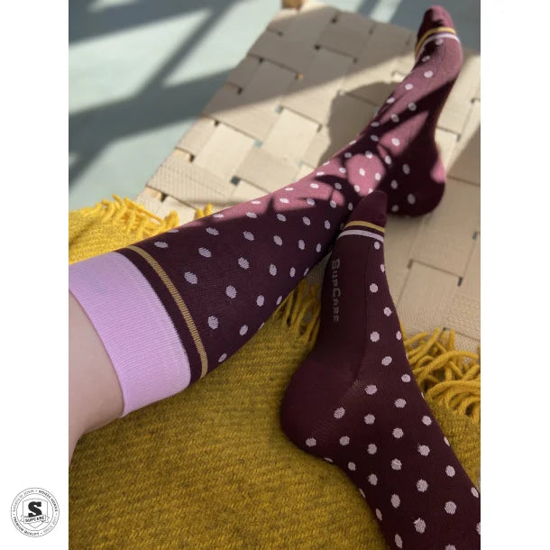 Punaiset pilkulliset tukisukat - leveä pohje